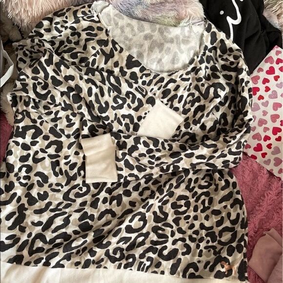 Large VS pink leopard/cheetah/animal print crewneck pullover sweatshirt top - Picture 4 of 4